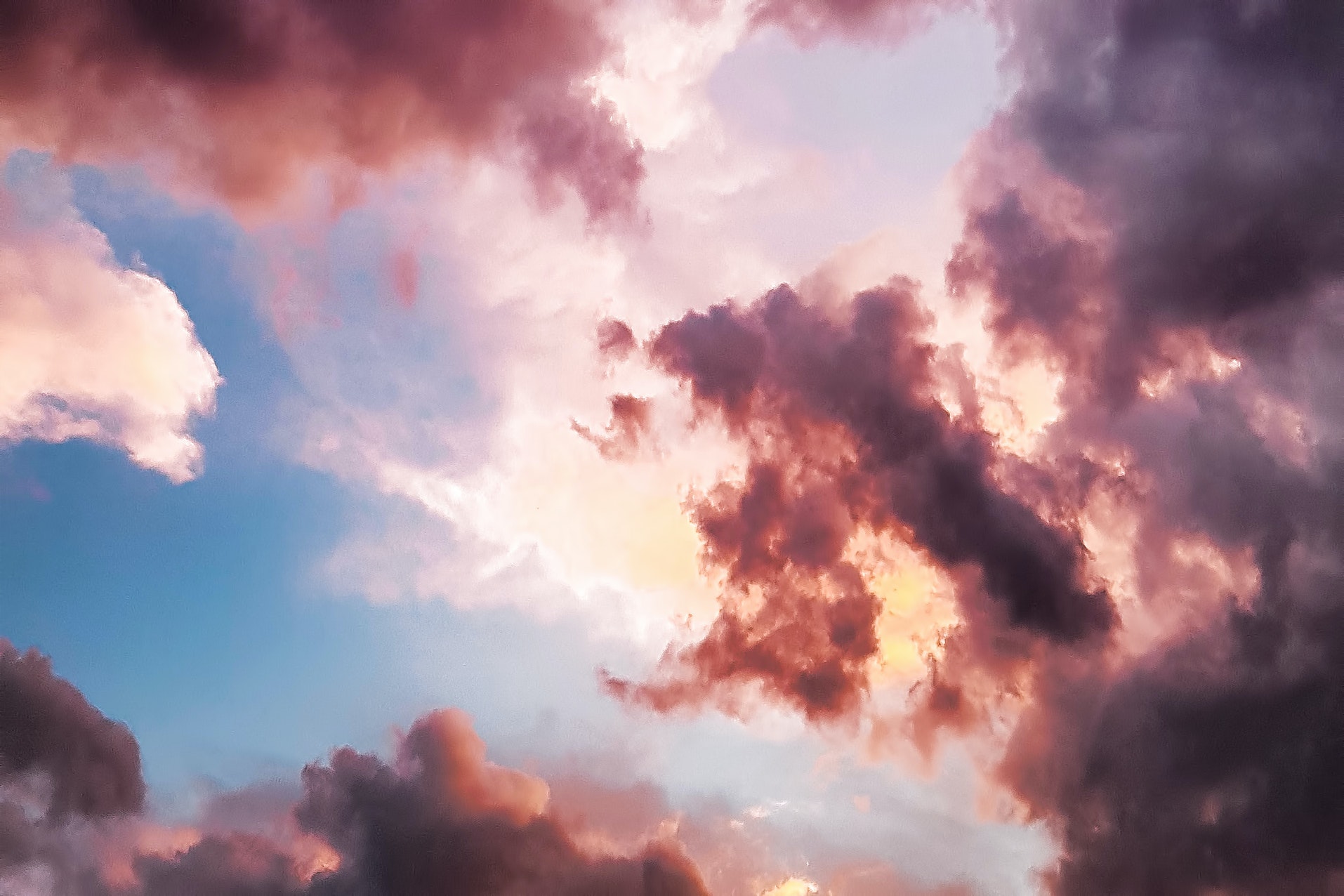 rot gefärbte Wolken im Himmel